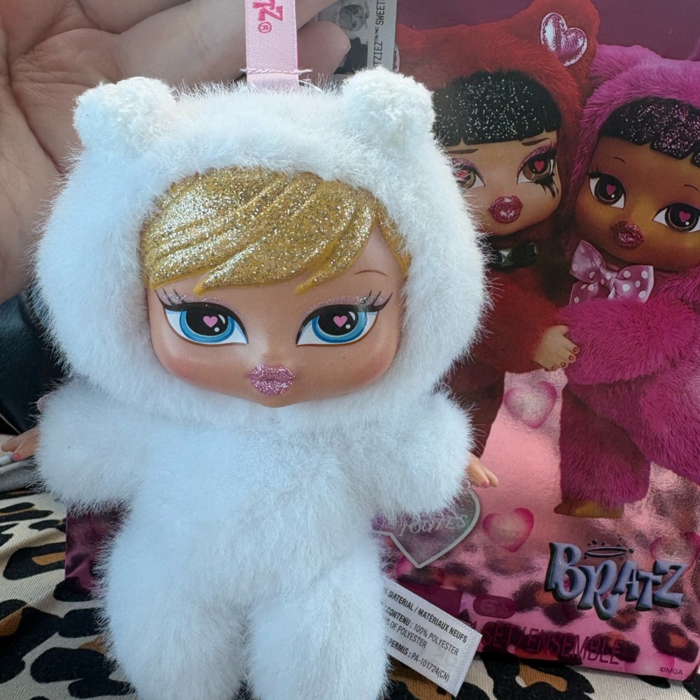 Bratz Bratziez Sweetheartz
Seriez Plush Keychain Blind Box